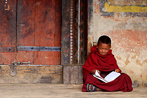 Studerende jonge monnik (Tamshing Goemba)